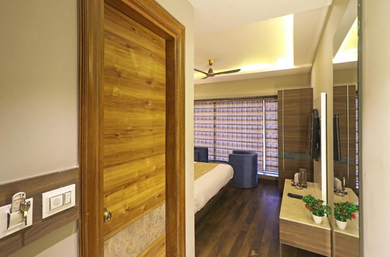 The Ivy Grand Hotel In City Centre With Free Secured Parking Нью-Дели Экстерьер фото