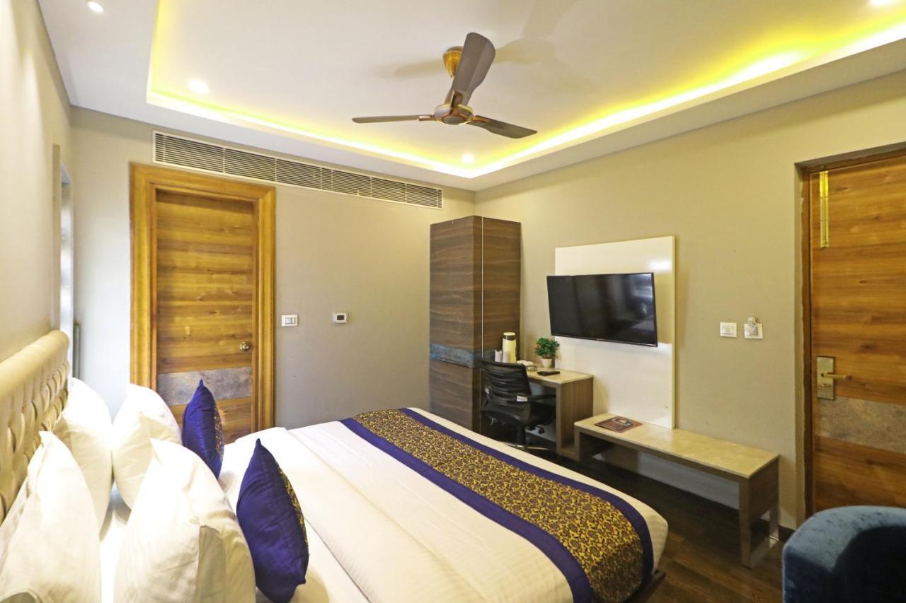 The Ivy Grand Hotel In City Centre With Free Secured Parking Нью-Дели Экстерьер фото